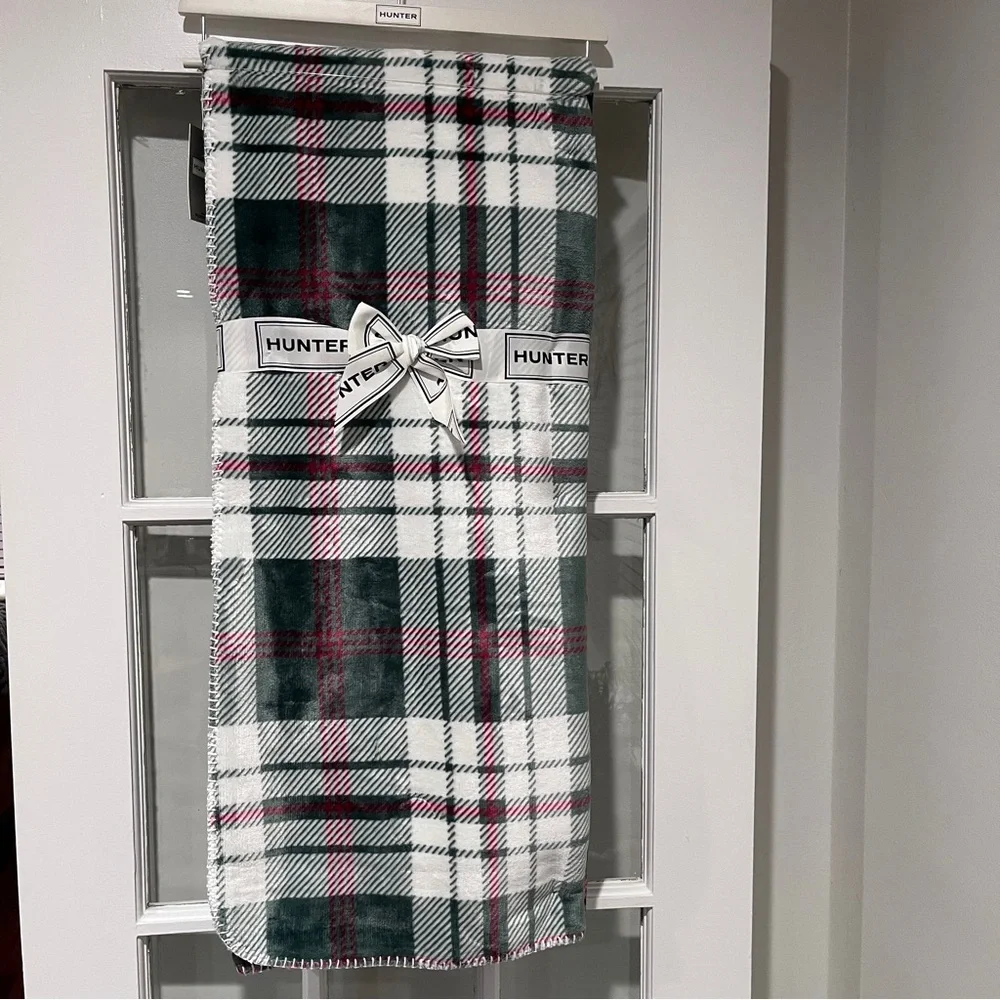 NWT Hunter Reversible Plaid Plush Throw Green Red White Christmas Blanket 50x70